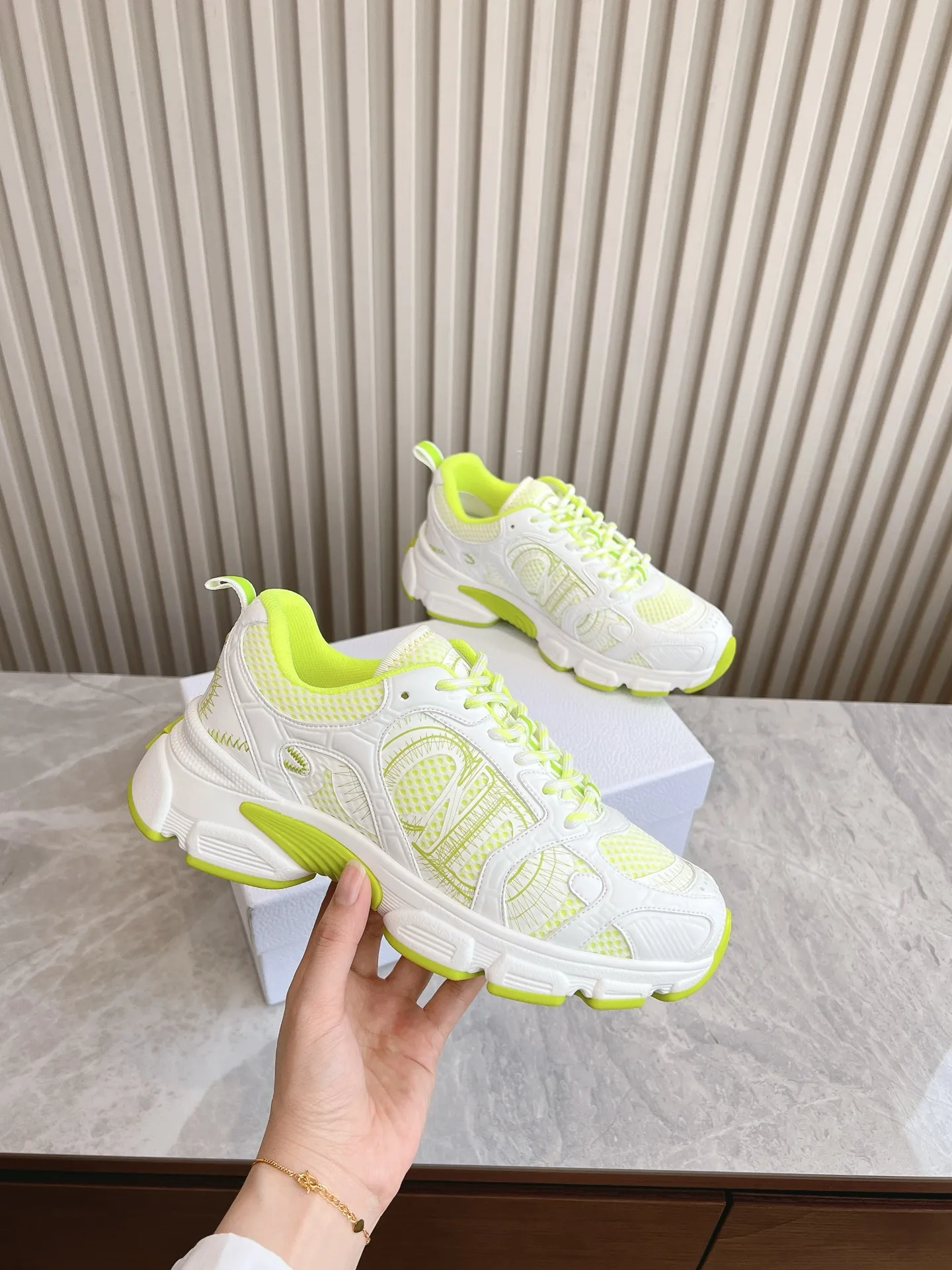 👟👟Ex-factory price 640👟👟 (Top version) Dior Chrono series sports shoes Purchased and developed in Taikoo Hui for RMB 18,200. This Dior chrono sports shoe continues the timeless silhouette and is carefully made of mesh, so it will be particularly comfortable on the feet. It is decorated with CD special craftsmanship logo to enhance the style. The lightweight style is matched with the "Christian Dior" logo thin sole, suitable for all seasons, and can be matched with all kinds of casual looks to add a finishing touch. Classic and super durable. Upper: cowhide stitching. Original molded outsole. Size: 35-41. Full set of counter synchronized gift box 💝 packaging